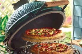 Knusprige Pizza vom Big Green Egg